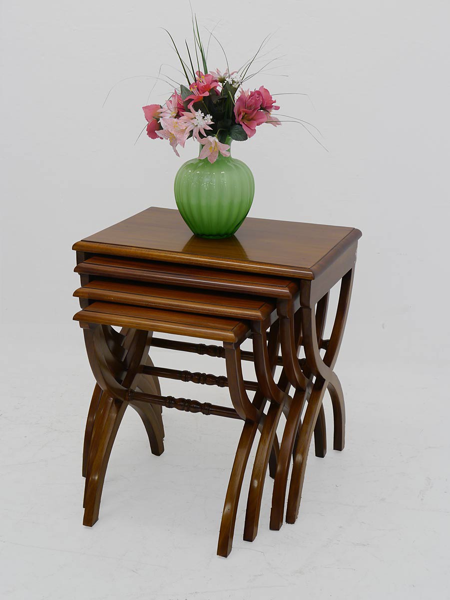 Beistelltische 4-teilig Massivholz Nussbaumfarbton Tische Beistelltische