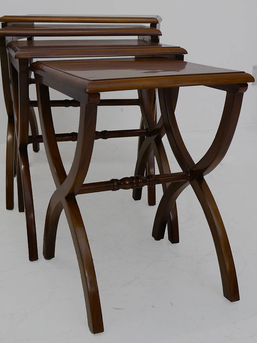 Beistelltische 4-teilig Massivholz Nussbaumfarbton Tische Beistelltische